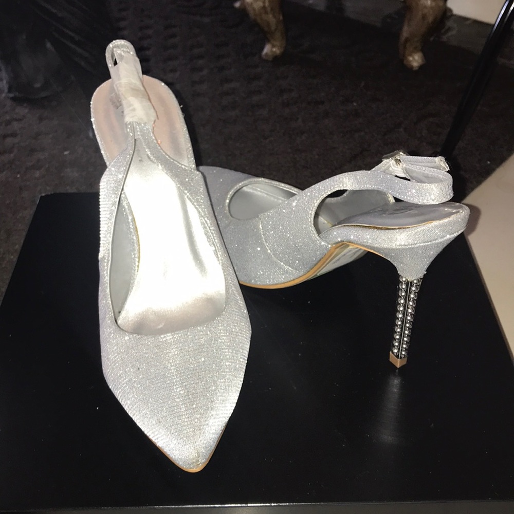 ⚪️ Silver Detailed Heels